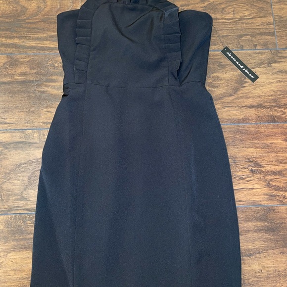 CLOVER & SLOANE STRAPLESS RUFFLE NECKLINE DRESS - Picture 4 of 9